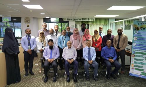 މައުމޫން ފައުންޑޭޝަނުން ތައްޔާރުކޮށްފައިވާ ބައެއް ފޮތް އިސްލާމީ ޔުނިވަރސިޓީއަށް ހަދިޔާކުރެއްވުން، ފޮޓޯ: މައުމޫން ފައުންޑޭޝަން
