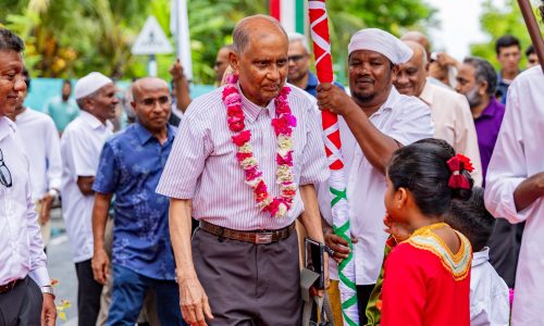 ނިޝާން މުލީގޭ ޝަރަފްގެ ޢިއްޒަތުގެ ވެރިޔާ އޮނަރަބަލް މުޙައްމަދު ޞާލިޙްގެ ދީލަތި އެހީގައި އައްޑޫ ސިޓީގެ ހުޅުދޫގައި ބިނާ ކުރެެއްވި މިސްކިތް ހުޅުވައިދެއްވުން، ފޮޓޯ: އިސްލާމިކް މިނިސްޓްރީ