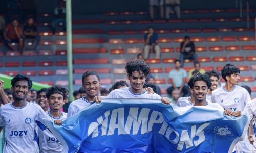 ފައިނަލަށް މެޗަށް ފަހު ޗެމްޕިއަން ބެނާ ހިފައިގެން ސީއެޗްއެސްއީ މާލެ ކުޅުންތެރިން އުފާފާޅުކުރަނީ / ފޮޓޯ: އެފްއޭއެމް