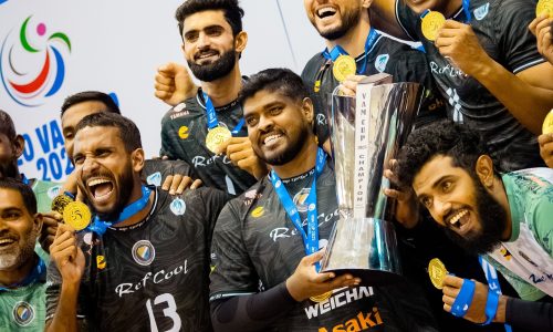 ސިފައިންގެ ޓީމުގެ ކުޅުންތެރިން ތަށި އުފުލާލަނީ. / ފޮޓޯ: ސިޑިބަރި ފޭސްބުކް ޕޭޖް