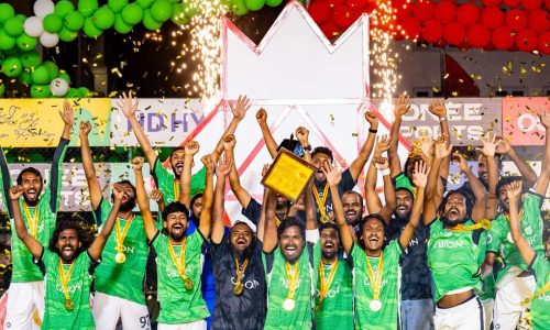 ގޯލްޑެން ފުޓްސަލް ޗެލެންޖް 2026 ގެ ޗެމްޕިއަންކަން ހޯދި ނައިވާދޫ ޓީމު ޓްރޮފީ އުފުލާލަނީ / ފޮޓޯ: އަދަދު ސްޕޯޓްސް