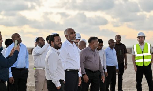 ރަސްމާލެ ހިއްކާ ސަރަޙައްދަށް ޒިޔާރަތްކުރައްވައި މަޝްރޫޢު ކުރިއަށްދާ ގޮތް ރައީސް ބައްލަވާލެއްވުން، ފޮޓޯ: ރައީސް އޮފީސް