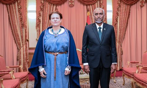 ލިތިޔޭނިއާއިން ދިވެހިރާއްޖެއަށް ކަނޑައެޅުއްވި އައު ސަފީރު އެކަމަނާގެ ސަފީރުކަމުގެ ފަތްކޮޅު ރައީސުލްޖުމްހޫރިއްޔާއަށް އެރުވުން، ފޮޓޯ: ރައީސް އޮފީސް