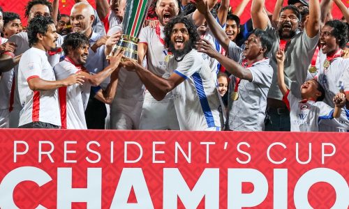 އޮޑީގެ ކުޅުންތެރިން ޓްރޮފީ އުފުލާލަނީ / ފޮޓޯ : އަދަދު ސްޕޯޓްސް