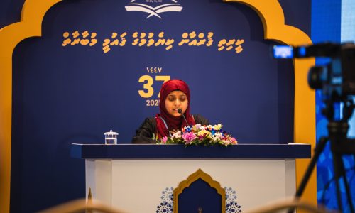 ޤްރުއާން ކިޔެވުމުގެ 37 ވަނަ މުބާރާތުގައި ބައިވެރިޔެއް ކިޔަވަނީ / ފޮޓޯ : ކީރިތި ޤްރުއާނާ ބެހޭ ޤައުމީ މަރުކަޒު