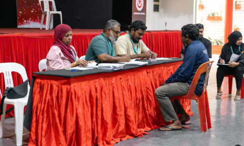 ލޯކަލް ކައުންސިލްތަކާއި، އ.ތ.މ ކޮމިޓީގެ އިންތިޚާބު 2026 ގައި ކޮންގްރެސް ޕާޓީގެ ޓިކެޓުގައި ވާދަކުރާ ކެންޑިޑޭޓުން ކަނޑައެޅުމާއި ގުޅޭ ޕްރައިމަރީގެ ވޯޓުލުން މާލެ ސިޓީގައި ފެށިގެން ކުރިޔަށް ދަނީ.، ފޮޓޯ: ޕީއެންސީ