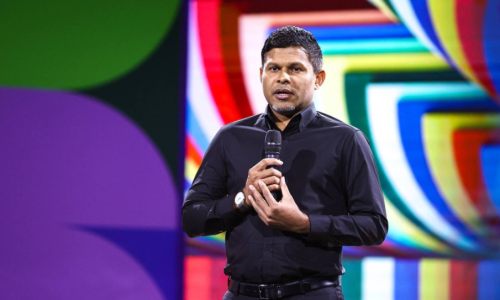 ޕީއެސްއެމް ވޯލްޑް ކަޕް ކަވަރޭޖް 2026ގައި ހަރަކާތްތެރިވި ޕްރެޒެންޓަރުންނާއި އެނަލިސްޓުން އަދި ކޮމެންޓްރޭޓަރުންގެ އަގުވަޒަންކުރުމުގެ ގޮތުން ޕީއެސްއެމް ޓީވީ ބިލްޑިންގައި ބޭއްވި ރަސްމިއްޔާތުގައި، ފޮޓޯ: ޕީއެސްއެމް ނިއުސް