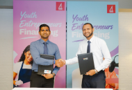ޒުވާން ވިޔަފާރިވެރިންނަށް އެހީތެރިކަން އިތުރުކުރުމަށް އެއްބަސްވުމެއްގައި ސޮއިކުރުން، ފޮޓޯ: އެސްއެމްއީ ޑިޖިޓަލް