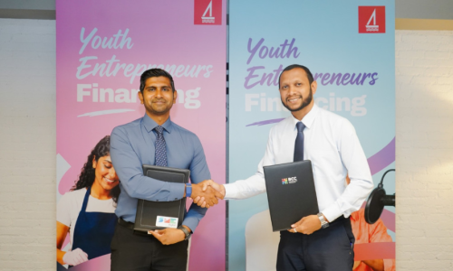 ޒުވާން ވިޔަފާރިވެރިންނަށް އެހީތެރިކަން އިތުރުކުރުމަށް އެއްބަސްވުމެއްގައި ސޮއިކުރުން، ފޮޓޯ: އެސްއެމްއީ ޑިޖިޓަލް