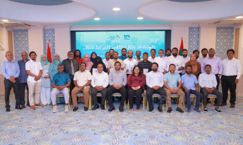އަތޮޅުތެރޭގެ 17 ރަށަކަށް ބޭނުންވާ އެމްބިއުލާންސް ހަވާލުކުރުން، ފޮޓޯ: ހެލްތު މިނިސްޓްރީ