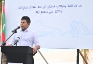 ފަރެސްމާތޮޑާގެ ބިންހިއްކުމާއި، ދޯނި އެހެލާ ސަރަޙައްދު ތަރައްޤީކުރުމުގެ ޢަމަލީ މަސައްކަތް ފެށުމަށް މިއަދު އެ ރަށުގައި ބޭއްވި ރަސްމިއްޔާތުގައި, ފޮޓޯ: ރައީސް އޮފީސް