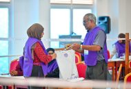 addu vote ފޭދޫ ސްކޫލްގައި ގާއިމް ކޮށްފައިވާ ވޯޓުލާ މަރުކަޒުގައި އިލެކްޝަންސް ކޮމިޝަންގެ އޮފިޝަލުން މިއަދު ހަރަކާތްރިވަނީ.---ފޮޓޯ: މިހާރު