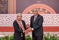 ޙުސައިން ޢަފީފަށް ނިޝާން ޢިއްޒުއްދީނުގެ ޢިއްޒަތުގެ ވެރިކަން އެރުވުން، ފޮޓޯ: ރައީސް އޮފީސް