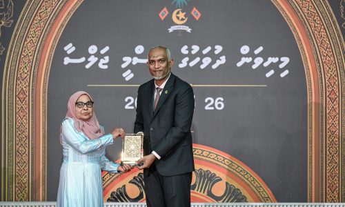 ދިވެހި ދައުލަތަށް ދިގު މުއްދަތަކަށް ޚިދުމަތް ކުރެއްވި 66 ބޭފުޅަކަށް ޝަރަފުގެ ބެޖާއި އައްޑަނަ ހަވާލުކުރެއްވުމުގެ ތެރެއިން، ފޮޓޯ: ރައީސް އޮފީސް