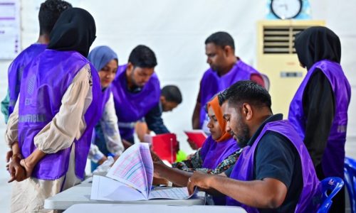 އިންތިޚާބެއްގައި އޮފިޝަލުން ޙަރަކާތްތެރިވަނީ، ފޮޓޯ: އީސީ