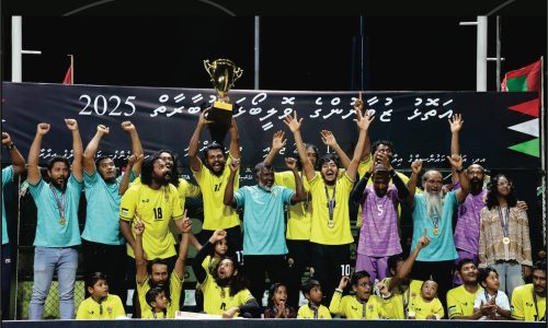 ފެންފުށި ޓީމު ތަށި އުފުލާލަނީ / ފޮޓޯ : އ.ދ އަތޮޅު ކައުންސިލް ފޭސްބުކް ޕޭޖު