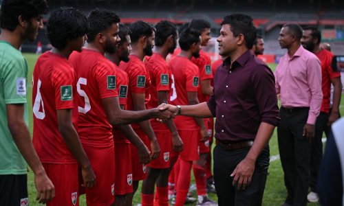 ރާއްޖެއާއި ތަޖިކިސްތާނުގެ ޤައުމީ ފުޓްބޯޅަ ޓީމު މިއަދު ބައްދަލުކުރި މެޗު ނައިބު ރައީސް ޝަރަފުވެރިކޮށްދެއްވުން، ފޮޓޯ: ރައީސް އޮފީސް