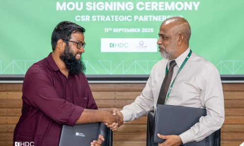 ހުޅުމާލޭގައި ހިލޭ ގުރުއާން ކްލާސްތައް ހިންގުމަށް އެޗްޑީސީން އަލް އަސްރާއެކު އެމްއޯޔޫއެއްގައި ސޮއިކުރުން، ފޮޓޯ؛ އެޗްޑީސީ