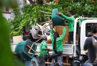 hdc cleaning އާއްމުންނަށް ދަތިވާގޮތަށް ހުޅުމާލޭގެ މަގުތަކުގައި ބަހައްޓާފައިވާ ތަކެތި ނަގަން ފެށުން، ފޮޓޯ: ޕީއެސްއެމް