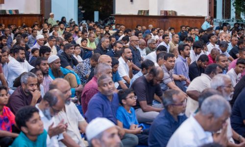 މަސްޖިދުއް ސުލްޠާން މުޙައްމަދު ތަކުރުފާނުލް އަޢުޒަމްގައި ކުރެވުނު ކޭތަ ނަމާދު، ފޮޓޯ: އިސްލާމިކް މިނިސްޓްރީ