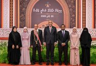 އަލްއުސްތާޛު އިބްރާހީމް ރަޝީދު މޫސާއަށް ނިޝާން ޢިއްޒުއްދީނުގެ ޢިއްޒަތުގެ ވެރިކަން އެރުވުން، ފޮޓޯ: ރައީސް އޮފީސް