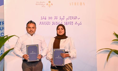 ކޮމަންޑޫގައި 30 ޓަނުގެ އައިސް ޕްލާންޓެއް ޤާއިމްކުރަން ބަޔަކާ ހަވާލުކުރުން، ފޮޓޯ: ރައީސް އޮފީސް