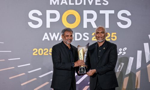 ލައިފްޓައިމް އެޗީވްމެންޓް އެވޯޑް ހާސިލުކުރެއްވި ފުޓްބޯޅަ ލެޖެންޑް މޫސާ މަނިކު (ކުޑަމޫސަ ) / ފޮޓޯ: ރައީސް އޮފީސް