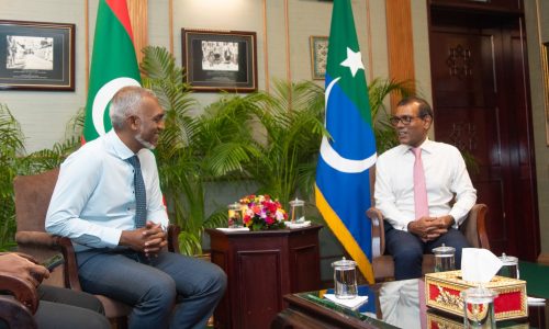 ރައީސް ނަޝީދު އިންތިހާބީ ރައީސްއާ ބައްދަލު ކުރައްވަނީ، ފޮޓޯ: ރައްޔިތުންގެ މަޖިލީސް