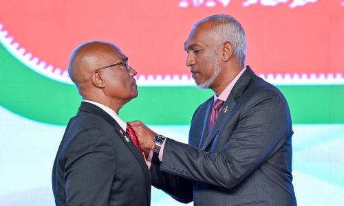 ނިޝާން ޢަސްކަރީގެ ވެރިކަމުގެ ޢިއްޒަތް މޭޖަރ ޖެނެރަލް (ރިޓަޔަރޑް) މޫސާ ޢަލީ ޖަލީލަށް އެރުވުން، ފޮޓޯ: ރައީސް  އޮފީސް