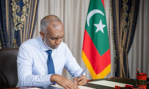 ރައީސުލްޖުމްހޫރިއްޔާ ޑޮކްޓަރ މުޙައްމަދު މުޢިއްޒު، ފޮޓޯ: ރައީސް އޮފީސް