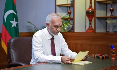 ބަންޑާރަނައިބުގެ އޮފީހުގެ ބިލު ރައީސުލްޖުމްހޫރިއްޔާ ތަޞްދީޤުކުރެއްވުން، ފޮޓޯ: ރައީސް އޮފީސް