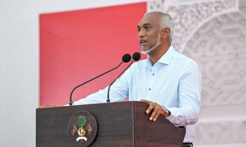 ރައީސް މުޢިއްޒު ގުރައިދޫ ރައްޔިތުންނާ ބައްދަލުކުރެއްވުން، ފޮޓޯ: ރައީސް އޮފީސް