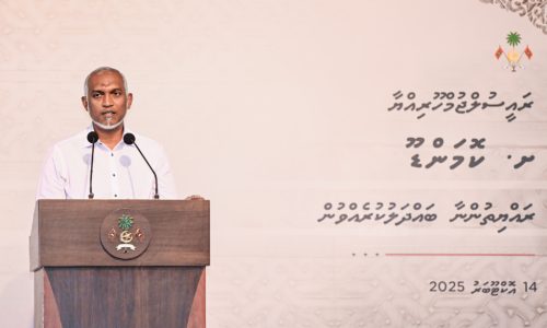 ރައީސް މުޢިއްޒު ކޮމަންޑޫ ރައްޔިތުންނާ ބައްދަލުކުރެއްވުން، ފޮޓޯ: ރައީސް އޮފީސް