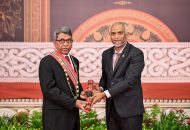 ރައީސުލްޖުމްހޫރިއްޔާ، ނިޝާން ޢިއްޒުއްދީނުގެ ޢިއްޒަތުގެ ވެރިކަން، ޑޮކްޓަރ މުޙައްމަދު ލަޠީފަށް އެރުވުން، ފޮޓޯ: ރައީސް އޮފީސް