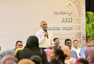 ރައީސް މުޢިއްޒު މާފަންނު ރައްޔިތުންނާ ބައްދަލުކުރެއްވުން، ފޮޓޯ: ރައީސް އޮފީސް