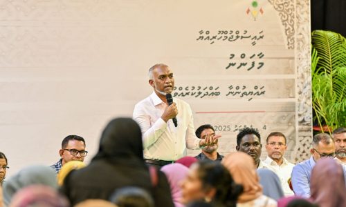 ރައީސް މުޢިއްޒު މާފަންނު ރައްޔިތުންނާ ބައްދަލުކުރެއްވުން، ފޮޓޯ: ރައީސް އޮފީސް
