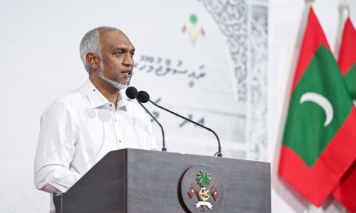 އދ. މަހިބަދޫގެ ރައްޔިތުންނާ ރައީސް މުޢިއްޒު ބައްދަލުކުރެއްވުން، ފޮޓޯ: ރައީސް އޮފީސް