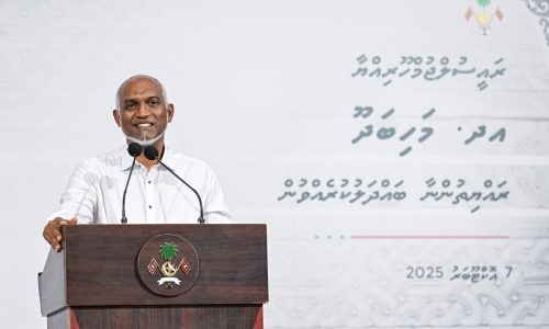 އދ. މަހިބަދޫގެ ރައްޔިތުންނާ ރައީސް މުޢިއްޒު ބައްދަލުކުރެއްވުން، ފޮޓޯ: ރައީސް އޮފީސް