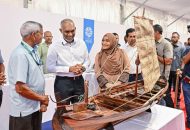 ދިވެހީންގެ އުފެއްދުންތެރިކަމުގެ މައުރަޒުގެ ސްޓޯލްތައް ރައީސްގެ ދެކަނބަލުން ބައްލަވާލައްވައިލެއްވުން، ފޮޓޯ: ރައިސް އޮފީސް