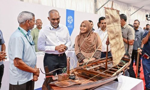 ދިވެހީންގެ އުފެއްދުންތެރިކަމުގެ މައުރަޒުގެ ސްޓޯލްތައް ރައީސްގެ ދެކަނބަލުން ބައްލަވާލައްވައިލެއްވުން، ފޮޓޯ: ރައިސް އޮފީސް