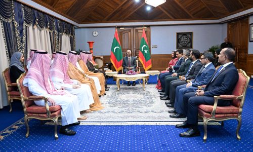 ދިވެހިރާއްޖެއަށް ޒިޔާރަތްކުރައްވަމުންގެންދަވާ ސަޢޫދީ ޢަރަބިއްޔާގެ ވަފުދު، ރައީސުލްޖުމްހޫރިއްޔާގެ އަރިހަށް އިޙުތިރާމުގެ ޒިޔާރަތެއް ކުރެއްވުން، ފޮޓޯ: ރައީސް އޮފީސް