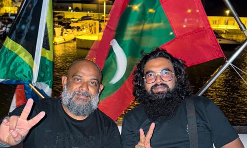 ޖެނެރަލް ސެކެރެޓަރީ އިބްރާހީމް ޝާޒް އޮބްޒާރވާ ބޯޓުގައި ހިސޯރުނައްތާލުމަށް ކުރެވޭ މި މަސައްކަތުގައި ބައިވެރިވަނީ، ފޮޓޯ: އިންޓަރނޭޝަނަލް އެއިޑް ކެމްޕެއިން