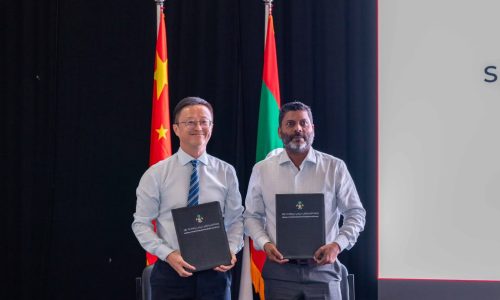 ޗައިނާ ސަރުކާރުން ރާއްޖެއަށް ގިނަ އަދަދެއްގެ ކުޅިވަރު ސާމާނު ހަދިޔާކުރުން، ފޮޓޯ: ސްޕޯޓްސް މިނިސްޓްރީ