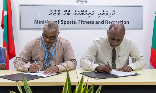 އއ. ބޮޑުފޮޅުދޫގައި ހޭންޑްބޯޅަ ކޯޓެއް ތަރައްޤީކުރުމާއި، ރ. ކިނޮޅަހުގައި ވޮލީބޯޅަ ކޯޓެއް އަދި ފުޓްސަލް ދަނޑެއް ތަރައްޤީކުރުމުގެ އެއްބަސްވުމުގައި އެމްޓީސީސީއާ އެކު މިއަދުވަނީ ސޮއިކުރި ރަސްމިޔާތު /ފޮޓޯ: ސްޕޯޓްސް މިނިސްޓްރީ