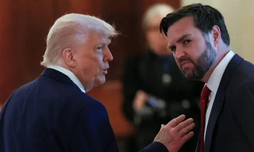 އެމެރިކާގެ ނައިބު ރައީސް ވެންސް، ޓްރަމްޕަށް ބާރުއަޅުއްވަނީ، ފޮޓޯ: ރޮއިޓަރސް