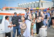 ވެލާނާ އެއާޕޯޓުގެ އިންޓަނޭޝަނަލް ޓާމިނަލުން ދަތުރުކުރާ ޓޫރިސްޓުން ލޯންޗަކަށް އަރަނީ.-- ފޮޓޯ: ނިޝާން އަލީ | މިހާރު