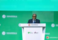 ސްޕެޝަލް އެންވޯއި އޮފް ދަ ޕްރެޒިޑެންޓް އަދި ދިވެހިރާއްޖޭގެ ކުރީގެ ރައީސް ޑޮކްޓަރ މުޙައްމަދު ވަޙީދު ހަސަން ތަގުރީރުކުރައްވަނީ، ފޮޓޯ: ރައީސް އޮފީސް